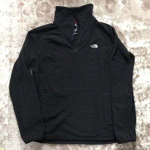 Women North Face 1/4 zip. Kangaroo pocket. New.
